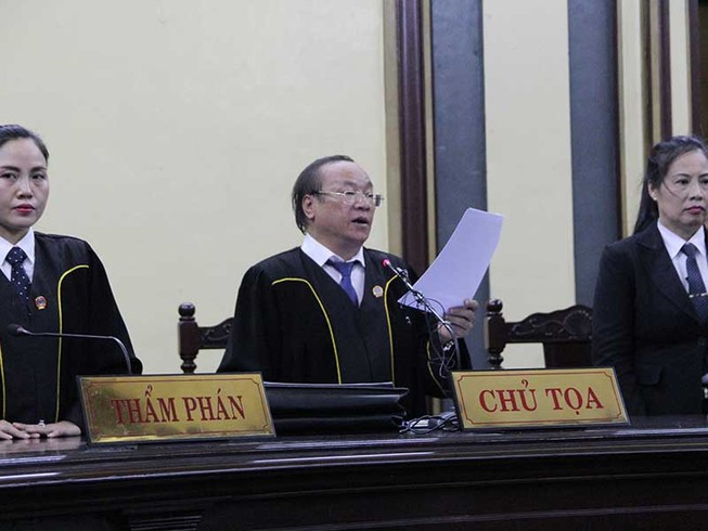 Cùng là quan tòa, người mặc áo choàng, người không