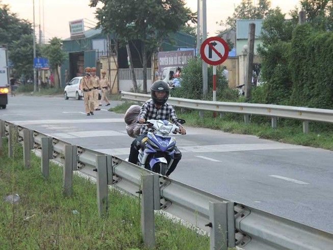 Xe máy đua cùng tử thần trên cao tốc