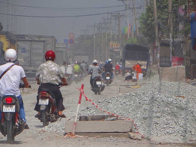 Tái lập mặt đường ẩu, dân TP.HCM kêu khổ
