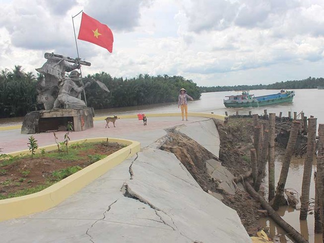 Tượng đài đang xây có nguy cơ đổ sụp xuống sông