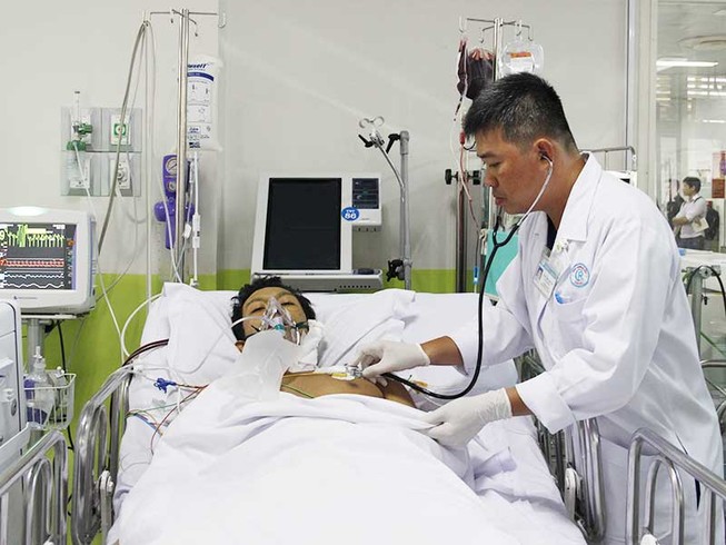 Bác sĩ ‘đánh cược’ cứu bệnh nhân nghèo
