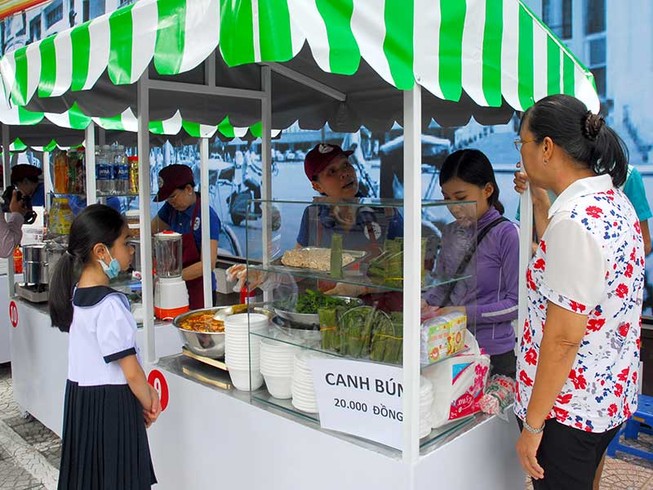 Phố hàng rong hút khách ngày khai trương