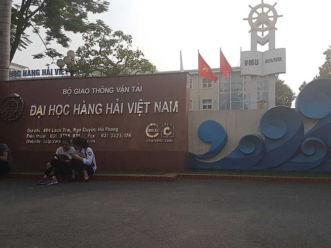 Đã học trong trường, sao còn phải học ở trung tâm?