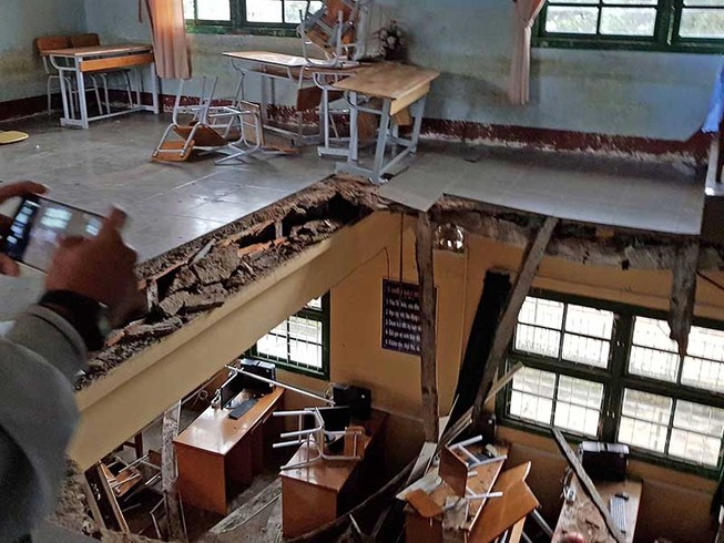 Họp khẩn vụ sập sàn phòng học khiến 10 HS bị thương