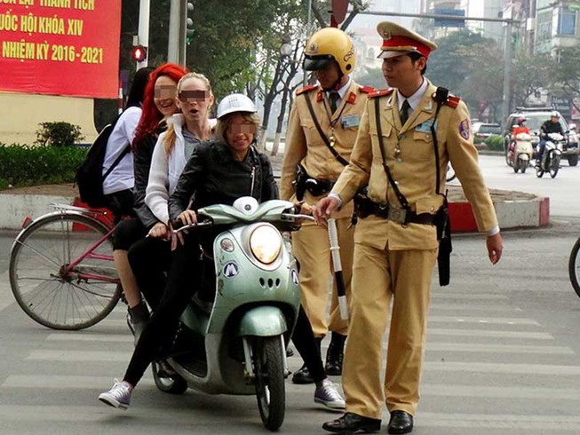 Người nước ngoài đủ trò đối phó CSGT