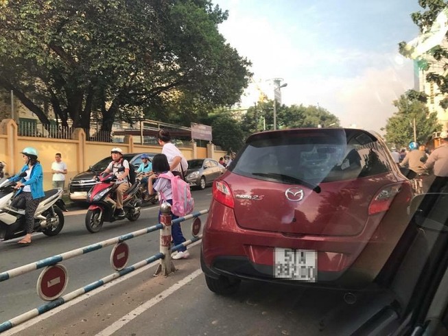Người lớn dễ dãi trước mặt trẻ con