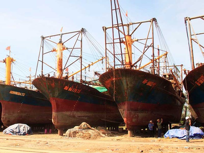 Sơn lại tàu ở Bình Định, không thay thép dỏm