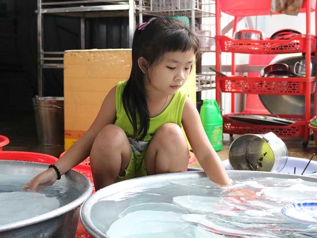 Mong ước được đến trường của bé gái 7 tuổi