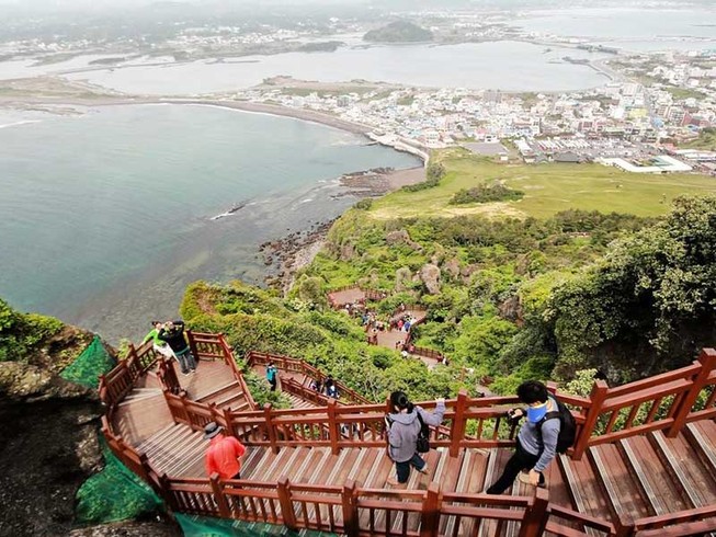 Phía sau vụ Trung Quốc tẩy chay ‘Hawaii của Hàn Quốc’
