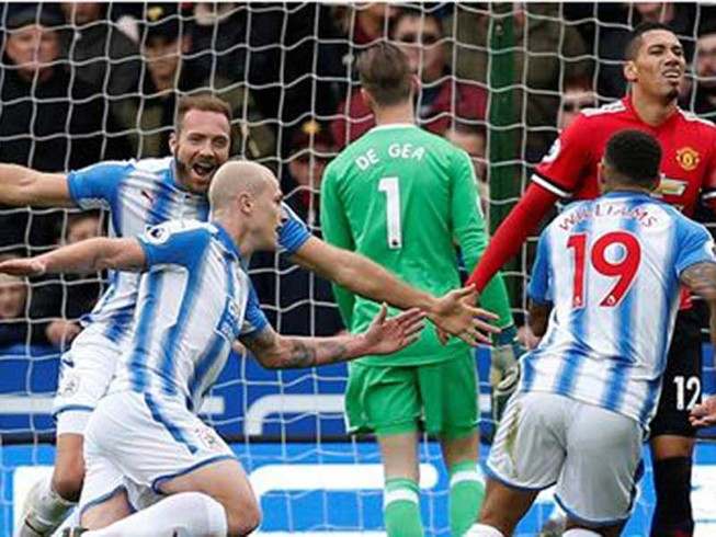 Huddersfield, nơi in dấu giày Kiatisak và nước mắt Mour