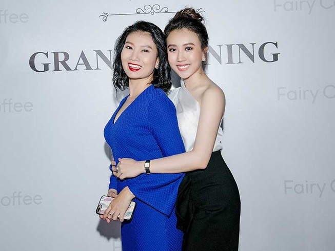 Nữ diễn viên rẽ ngang đi bán cà phê