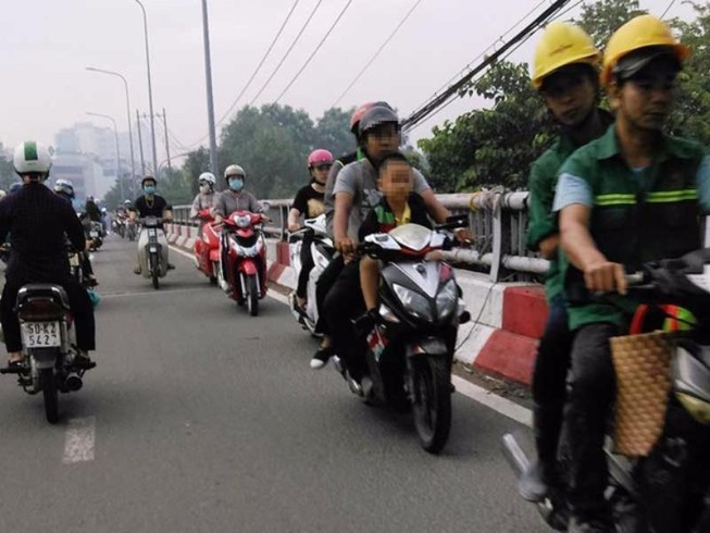 Ba mẹ cũng chạy ngược chiều