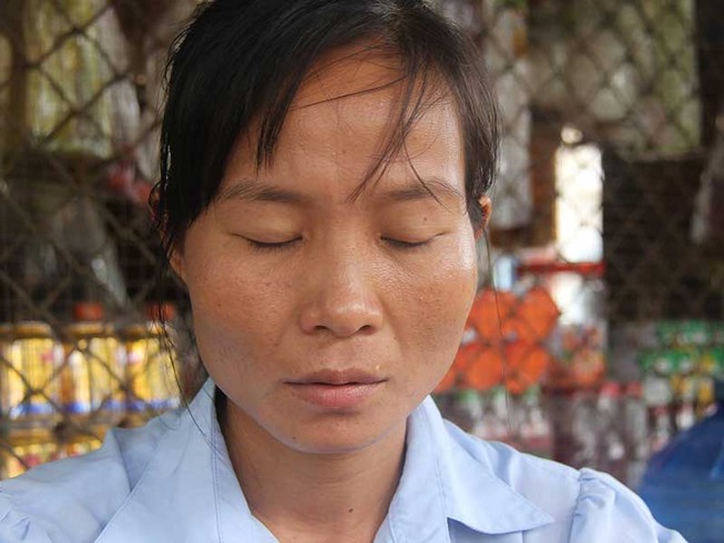 Bất tuân án tòa, cha giữ chặt con