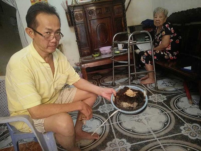 Uống nước nhiễm phèn giữa thành phố