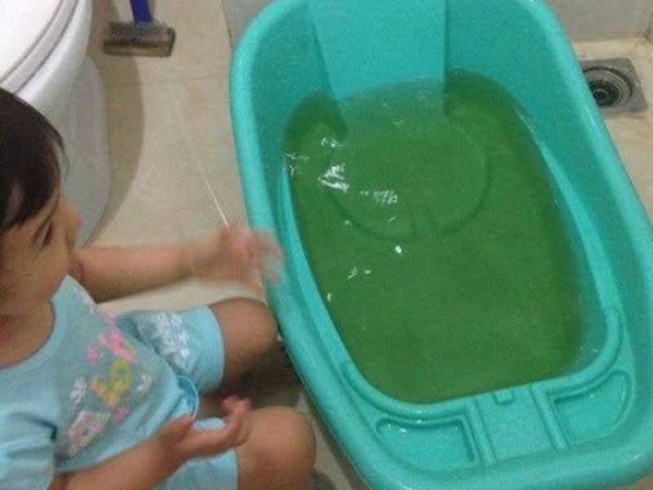 Nước chung cư liên tục chuyển vàng