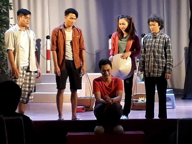 Nghệ sĩ liên tục mở sân khấu riêng
