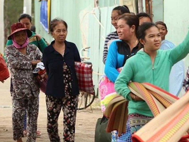Dân vui mừng khi bão số 16 không vào đất liền