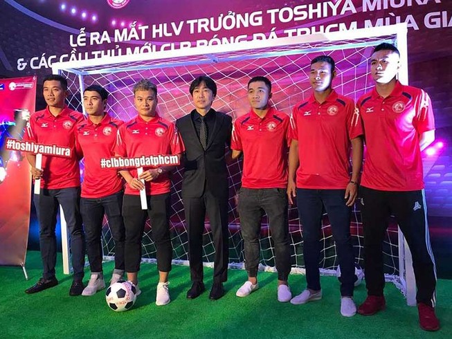 CLB TP.HCM đổ tiền mua HLV và cầu thủ