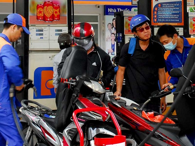 Bức xúc vì giá xăng A95 tăng ‘thần tốc’