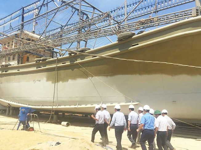 Chủ tàu vỏ thép than trời vì máy hỏng giữa biển