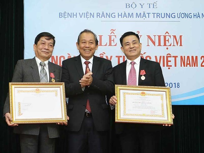 Phó Thủ tướng chúc mừng Ngày Thầy thuốc Việt Nam
