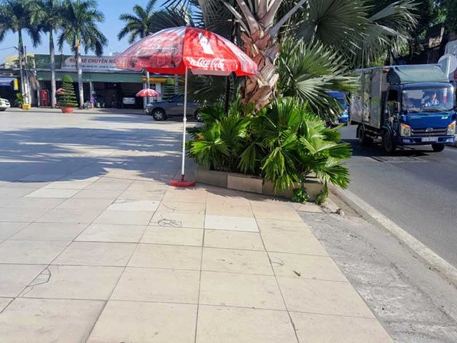 Dỡ rào chắn của nhà hàng, mở đường cho dân đi