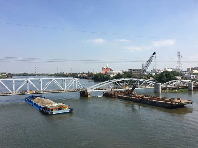 Chui qua cầu đường sắt Bình Lợi phải nộp phí?