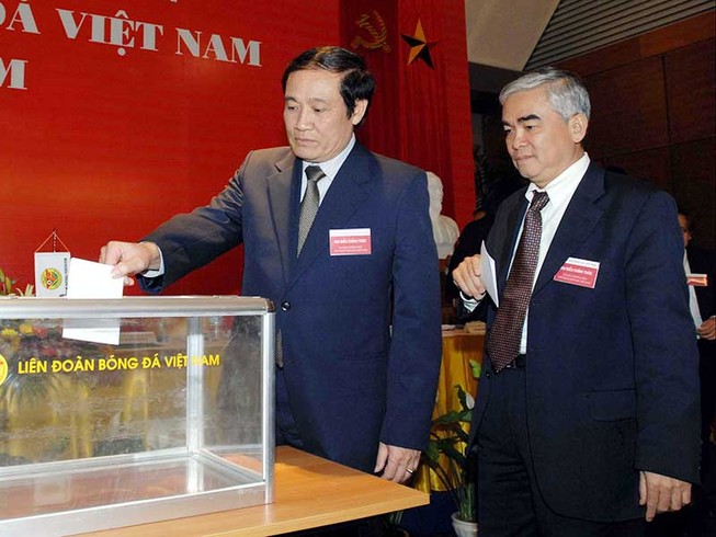 Bầu Đức và những câu hỏi không ai trả lời