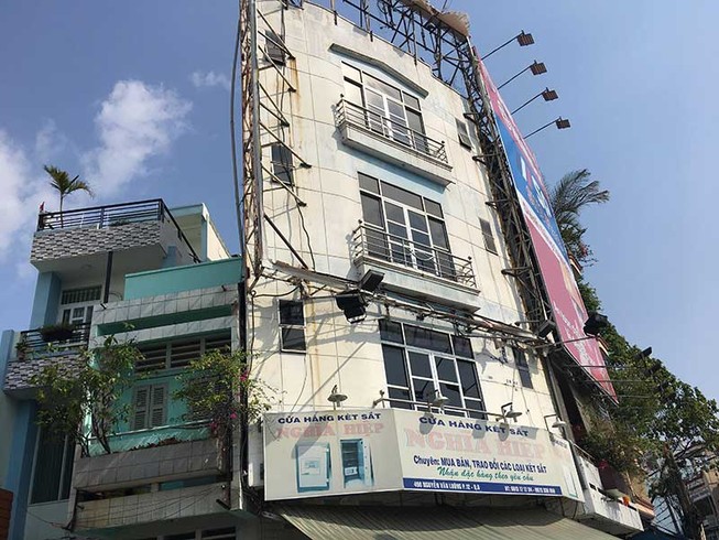 Lo ngại thiếu an toàn vì bảng quảng cáo khổng lồ