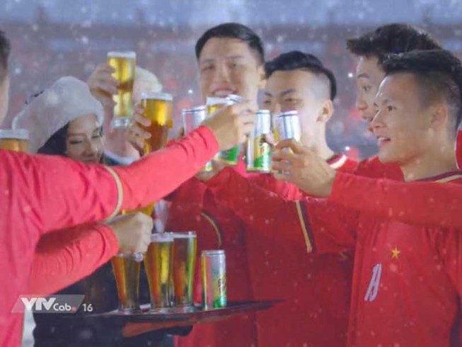 Phản cảm Quang Hải ‘dzô… dzô…’ quảng cáo bia