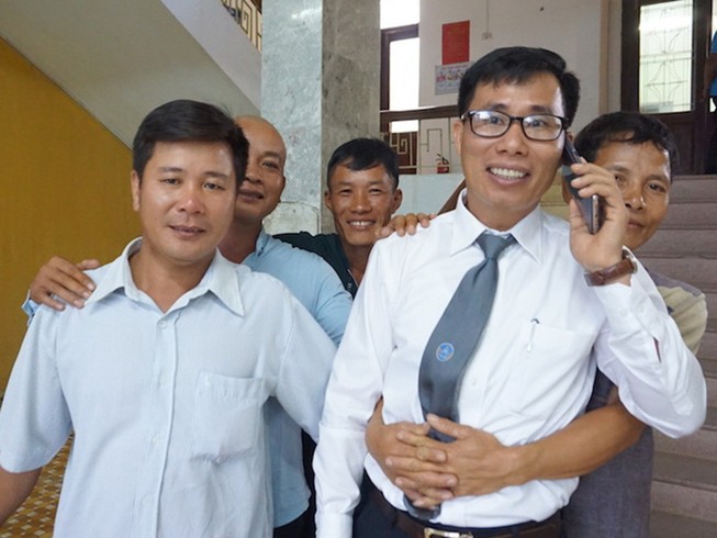 Tòa tuyên 5 bị cáo trắng án, người dân khóc nức nở
