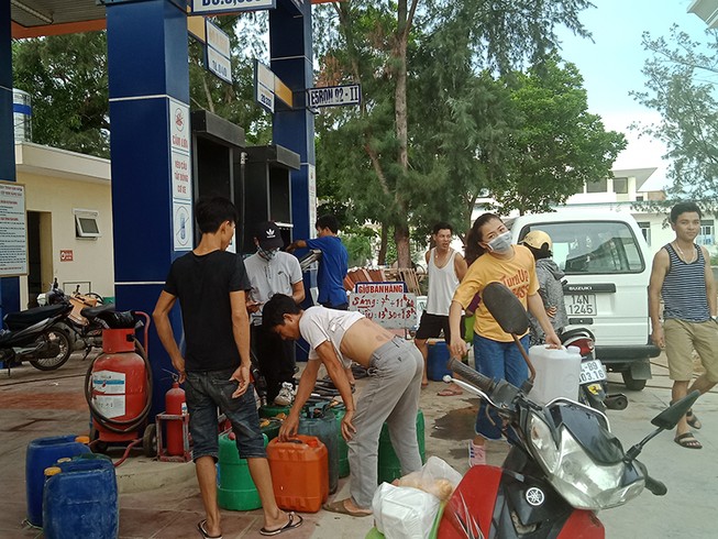 Cô Tô mất điện, cuộc sống ‘lộn tùng phèo’