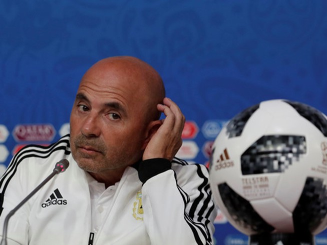 HLV Jorge Sampaoli ngồi ghế không chân