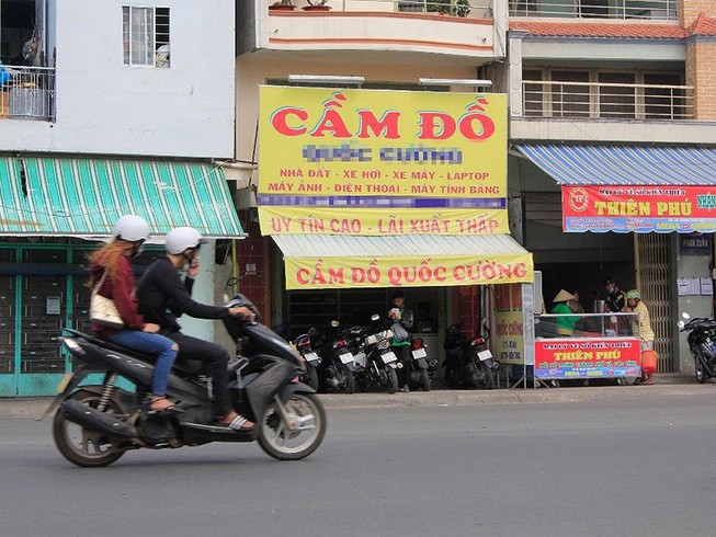 Vợ chồng trẻ ‘méo xệch’ mùa World Cup