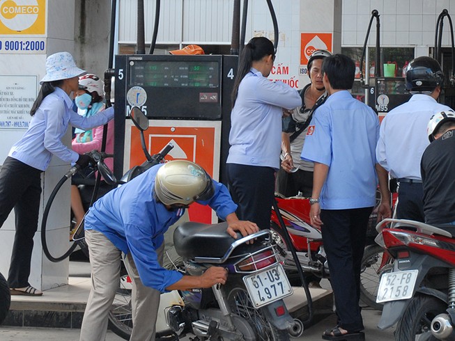 Không nên tăng thuế môi trường xăng dầu