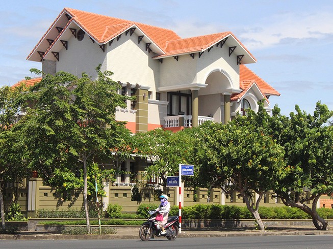 Tổng giám đốc bán đất công cho chính mình!