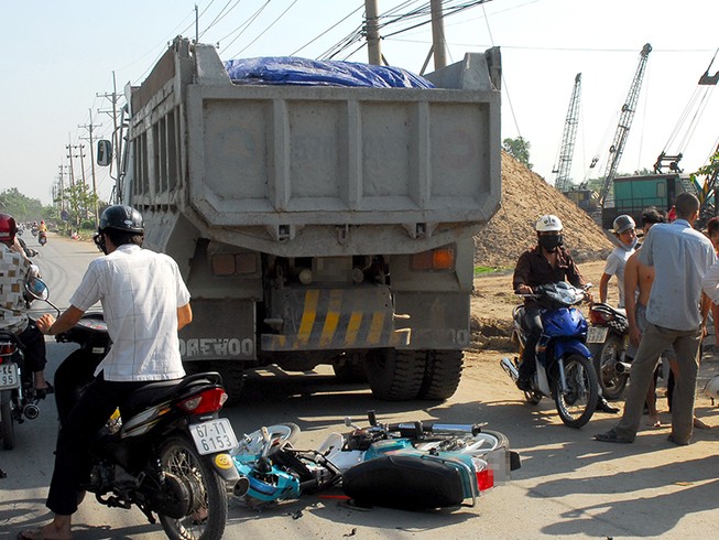 Dán phản quang xe tải để giảm TNGT