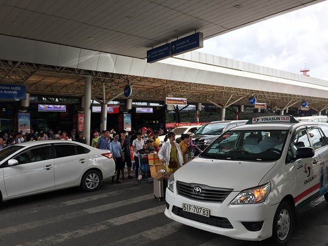 Tai nạn rình rập khách rời sân bay Tân Sơn Nhất