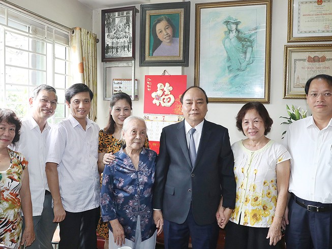 Thủ tướng thăm hỏi các gia đình liệt sĩ tại Hà Nội