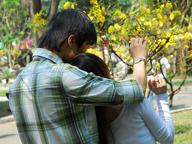 Hậu quả khi làm chuyện trên giường ở… ngoài đường