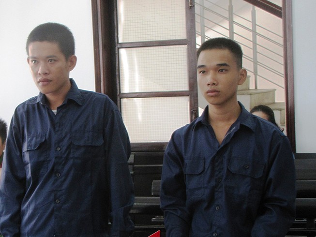 Án chồng án, 2 thanh niên dắt nhau vào tù