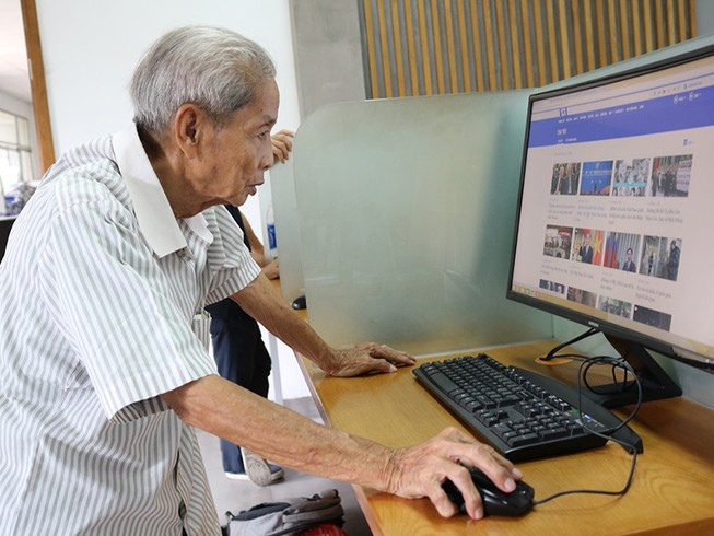 Cụ ông gần 80 tuổi miệt mài học tiếng Anh