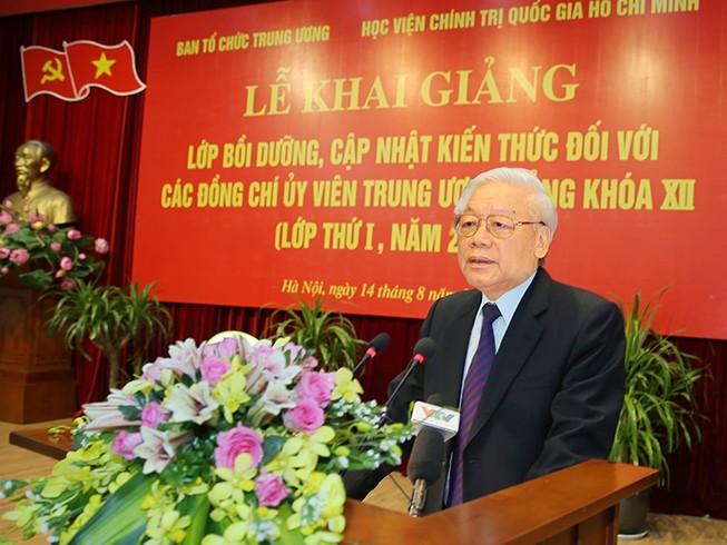 Tổng Bí thư khai giảng lớp bồi dưỡng dành cho các ủy viên TW