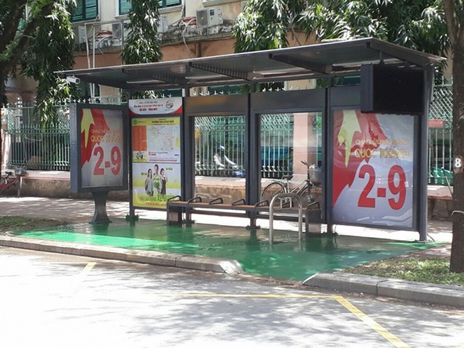 TP.HCM: Lắp đặt nhà chờ xe buýt kiểu mới hiện đại