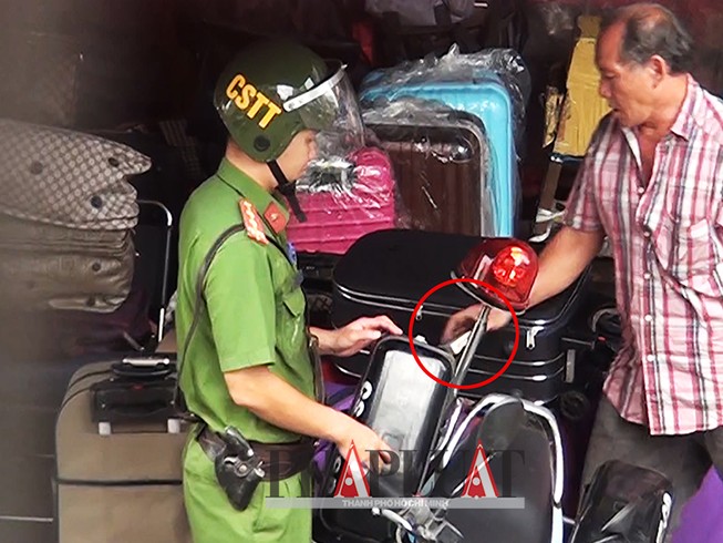 Chủ sạp giao những tờ giống tiền cho tổ cảnh sát
