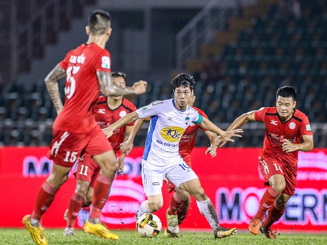 Vòng 22 Nuti Café V-League 2018: Ông Miura cười, bầu Đức mếu