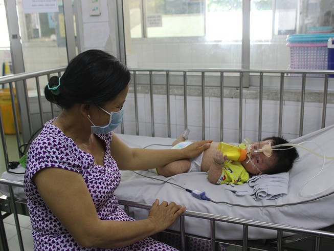 Báo động lây nhiễm bệnh tay-chân-miệng