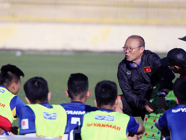 Đội tuyển VN sang Lào dự AFF Cup 2018: Chân cứng đá mềm!