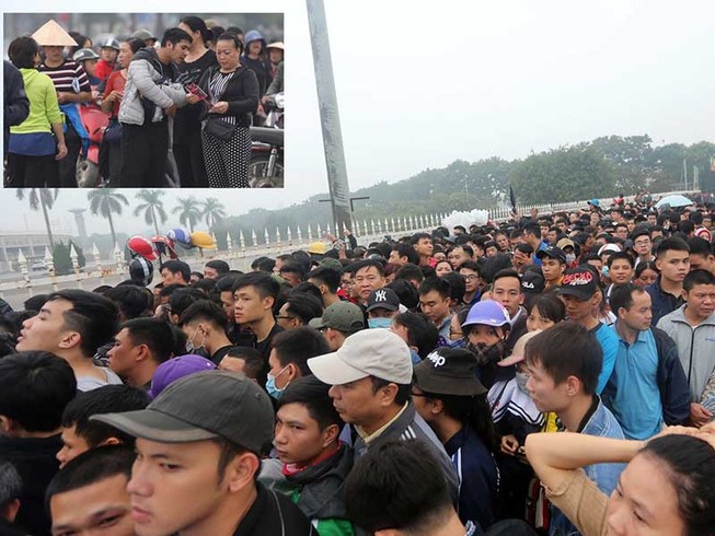 Dòng người đội mưa và niềm tin trở lại