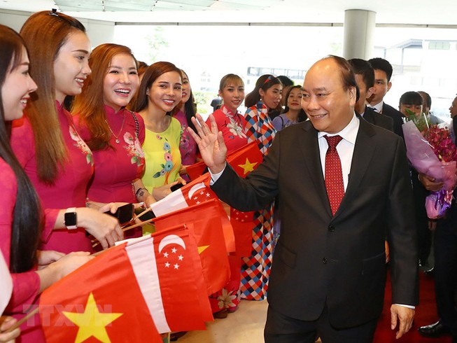 Thủ tướng đến Singapore dự Hội nghị cấp cao ASEAN